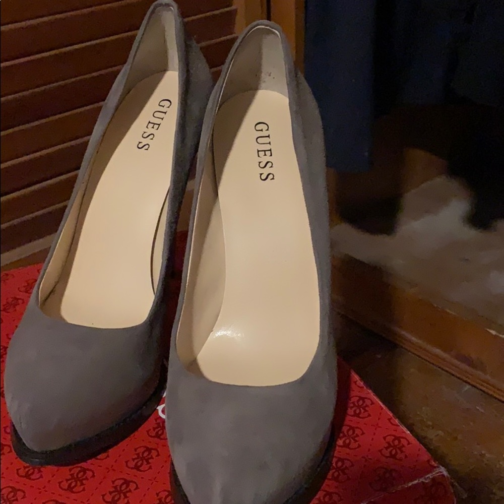 Suede Taupe Guess pumps